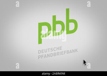 Logo der öffentlichen Unternehmen Deutsche Pfandbriefbank AG auf einem Bildschirm in der Nähe angezeigt. Credit: PIXDUCE Stockfoto