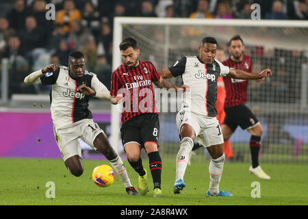 Torino, Italien. 10 Nov, 2019. 14 Blaise matuidi, Juventus Turin) und 12 alex Sandro lobo Silva, Juventus Turin) während Juventus FC vs AC Mailand, der italienischen Fußball-Serie-A Männer-WM in Turin, Italien, 10. November 2019 - LPS/Claudio Benedetto Credit: Claudio Benedetto/LPS/ZUMA Draht/Alamy leben Nachrichten Stockfoto