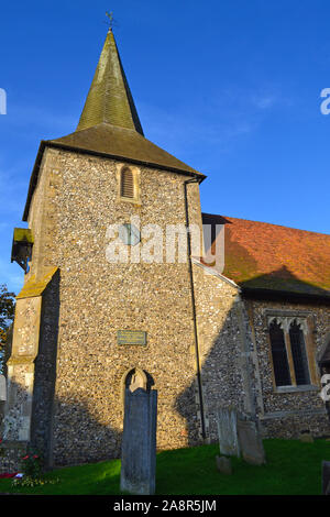 Mittelalterliche St. Mary's Church, das Downe, Kent, England. Mitglieder der Charles Darwin's famlly sind auf dem Friedhof begraben. Darwin lebte in der Nähe. Herbst. Stockfoto