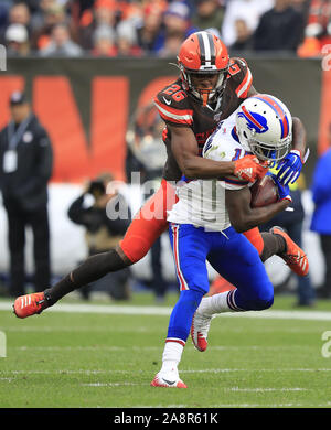 Cleveland, USA. 10 Nov, 2019. Buffalo Bill's John Brown (15) wird nach Cleveland Browns gierig Williams bei FirstEnergy Stadion in Cleveland, Ohio am Sonntag, 10. November 2019 berücksichtigt. Das Braun besiegten die Rechnungen 19-16. Foto von Aaron Josefczyk/UPI Quelle: UPI/Alamy leben Nachrichten Stockfoto