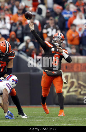 Cleveland, USA. 10 Nov, 2019. Cleveland Browns Baker Mayfield (6) wirft einen Pass gegen die Buffalo Bills an FirstEnergy Stadion in Cleveland, Ohio am Sonntag, 10. November 2019. Das Braun besiegten die Rechnungen 19-16. Foto von Aaron Josefczyk/UPI Quelle: UPI/Alamy leben Nachrichten Stockfoto