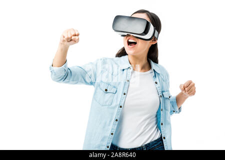 Frau in Jeanshemd mit Virtual reality Headset zeigt ja Geste isoliert auf weißem Stockfoto