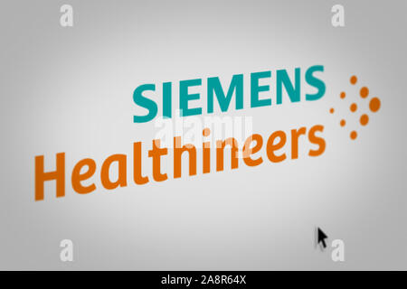 Logo der öffentlichen Unternehmen Siemens Healthineers auf einem Bildschirm in der Nähe angezeigt. Credit: PIXDUCE Stockfoto