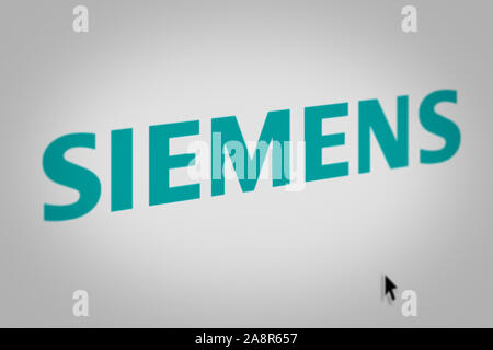 Logo der öffentlichen Unternehmen Siemens auf einem Bildschirm in der Nähe angezeigt. Credit: PIXDUCE Stockfoto