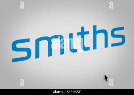 Logo der öffentlichen Unternehmen Smiths Group auf einem Bildschirm in der Nähe angezeigt. Credit: PIXDUCE Stockfoto