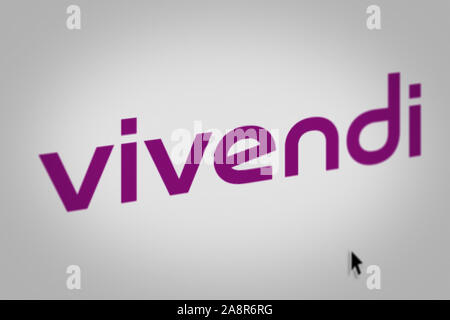 Logo der öffentlichen Unternehmen Vivendi auf einem Bildschirm in der Nähe angezeigt. Credit: PIXDUCE Stockfoto