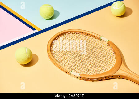 Tennisbälle auf hölzernen Hintergrund Stockfoto, Bild: 100726177 - Alamy