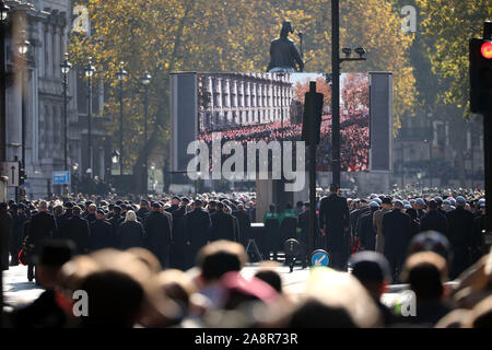 London, Großbritannien. 10 Nov, 2019. Menschen beobachten die beiden schweigeminute auf das Gedenken Sonntag Zeremonie am Ehrenmal in Whitehall. Erinnerung Sonntag, London, am 10. November 2019. Credit: Paul Marriott/Alamy leben Nachrichten Stockfoto