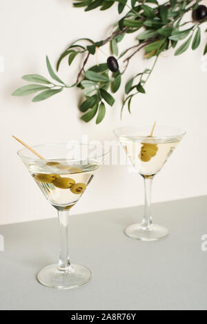 Martini mit Olive Branch auf weißem Hintergrund Stockfoto