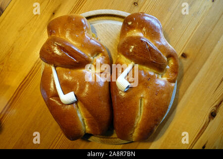 Martinsweck oder Weckmann mit Tonpfeife, gebacken aus süßen Teig, Spezialität aus dem Rheinland, Nordrhein-Westfalen, Deutschland Stockfoto