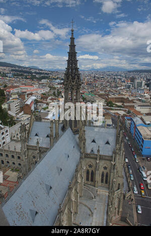 Turm der Basilika der Nationalen Gelübde (Basílica del Voto Nacional), Quito, Ecuador Stockfoto