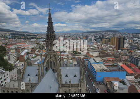 Turm der Basilika der Nationalen Gelübde (Basílica del Voto Nacional), Quito, Ecuador Stockfoto