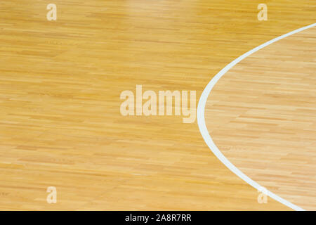 Holzboden, Volleyball, Basketball, Badminton, Futsal, Handball Gericht mit Lichteffekt Holzboden der Sporthalle mit Markierung Linien Linie auf Holz Stockfoto