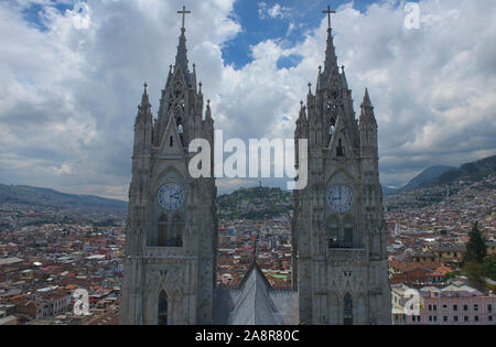 Clock towers auf die Basilika der Nationalen Gelübde (Basílica del Voto Nacional), Quito, Ecuador Stockfoto
