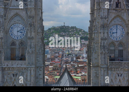 Clock towers auf die Basilika der Nationalen Gelübde (Basílica del Voto Nacional), Quito, Ecuador Stockfoto