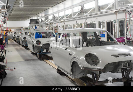 Die High-Tech-Roboter Bau der BMW Mini-Reihe der Autos an ihrem Werk in Oxford, England, im Oktober 2015 29.10.15 Stockfoto