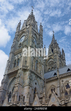 Clock towers auf die Basilika der Nationalen Gelübde (Basílica del Voto Nacional), Quito, Ecuador Stockfoto