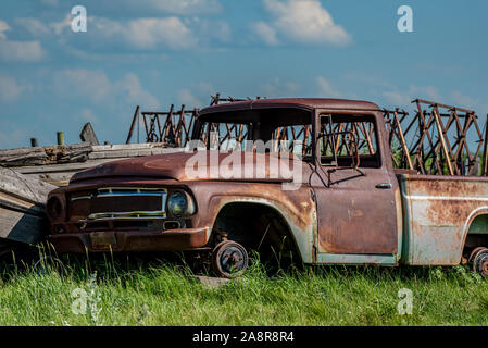 Alten, verlassenen Truck in Junk Yard auf den Prärien in Saskatchewan Stockfoto