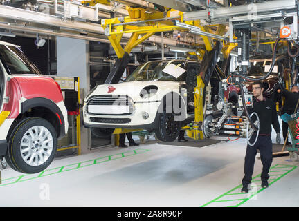 Die High-Tech-Roboter Bau der BMW Mini-Reihe der Autos an ihrem Werk in Oxford, England, im Oktober 2015 29.10.15 Stockfoto