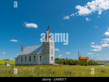 Immanuel Lutheran Church mit Kornelevator im Hintergrund der Admiral, Saskatchewan, Kanada Stockfoto