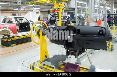 Die High-Tech-Roboter Bau der BMW Mini-Reihe der Autos an ihrem Werk in Oxford, England, im Oktober 2015 29.10.15 Stockfoto