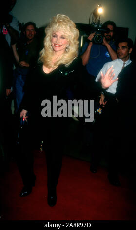 Westwood, Kalifornien, USA, 6. März 1995 Sängerin Dolly Parton nimmt an Warner Bros. Bilder 'Ausbruch' Premiere am 6. März 1995 bei Mann Bruin Theater in Westwood, Kalifornien, USA. Foto von Barry King/Alamy Stock Foto Stockfoto