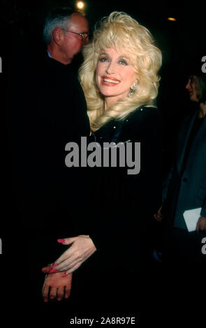 Westwood, Kalifornien, USA, 6. März 1995 Sängerin Dolly Parton nimmt an Warner Bros. Bilder 'Ausbruch' Premiere am 6. März 1995 bei Mann Bruin Theater in Westwood, Kalifornien, USA. Foto von Barry King/Alamy Stock Foto Stockfoto