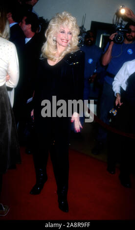 Westwood, Kalifornien, USA, 6. März 1995 Sängerin Dolly Parton nimmt an Warner Bros. Bilder 'Ausbruch' Premiere am 6. März 1995 bei Mann Bruin Theater in Westwood, Kalifornien, USA. Foto von Barry King/Alamy Stock Foto Stockfoto