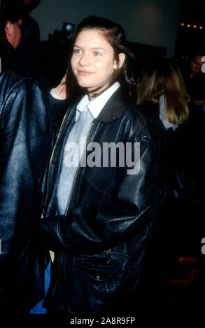 Westwood, Kalifornien, USA, 6. März Schauspielerin Claire Danes 1995 nimmt an Warner Bros. Bilder 'Ausbruch' Premiere am 6. März 1995 bei Mann Bruin Theater in Westwood, Kalifornien, USA. Foto von Barry King/Alamy Stock Foto Stockfoto