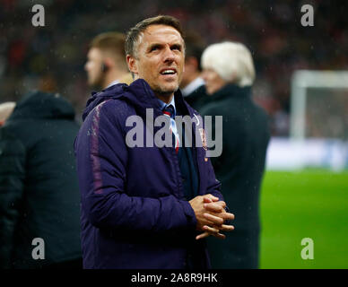 LONDON, ENGLAND. 09. NOVEMBER: Phil Neville Manager von England Frauen während der Women's International freundlich zwischen England und Deutschland Frauen bei W Stockfoto