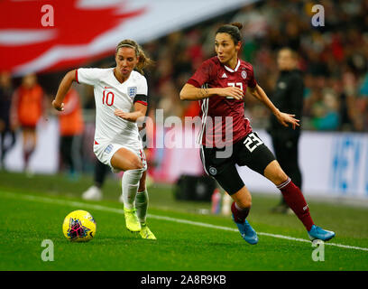 LONDON, ENGLAND. 09. NOVEMBER: L-R Jordanien Nobby von England Frauen und Sara Doorsoun von Deutschland während der Women's International freundlich zwischen England W Stockfoto