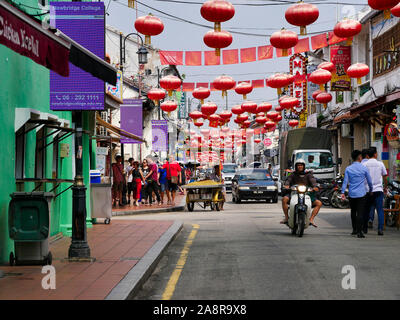 Verkehr und Touristen an einem sonnigen Tag in der Jonker Street/Jonker Spaziergang in Malakka, Malaysia. Stockfoto