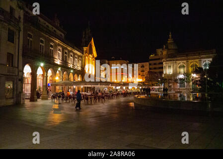 Nacht Blick über den zentralen Braga Portugal mit Cafés, Bars und Restaurants an einem sommerlichen Abend Stockfoto