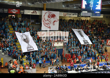 Fans cucine Lube civitanova während Cucine Lube Civitanova vs Sir Sicherheit Conad Perugia, Civitanova, Italien, 10. November 2019, Volleyball Volleyball Italienische S Stockfoto