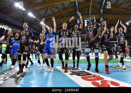 Spieler cucine lube Civitanova esultanti am Ende der gleichen während Cucine Lube Civitanova vs Sir Sicherheit Conad Perugia, Civitanova, Italien, 10. Nov. Stockfoto