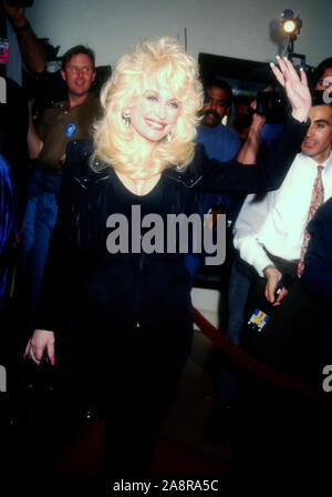 Westwood, Kalifornien, USA, 6. März 1995 Sängerin Dolly Parton nimmt an Warner Bros. Bilder 'Ausbruch' Premiere am 6. März 1995 bei Mann Bruin Theater in Westwood, Kalifornien, USA. Foto von Barry King/Alamy Stock Foto Stockfoto