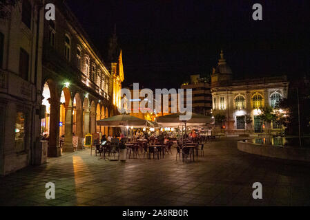 Nacht Blick über den zentralen Braga Portugal mit Cafés, Bars und Restaurants an einem sommerlichen Abend Stockfoto