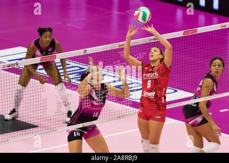 Palleggio von Alessia orro, uyba) während der Unet E-Work Busto Arsizio vs Golden Tulip Volalto 2.0 Caserta, Busto Arsizio, Italien, 10. November 2019, Volleyball V Stockfoto