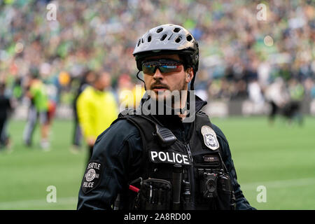 Seattle, USA. 10 Nov, 2019. Sicherheit auf der Hand als die MLS Cup ist auf das Feld gebracht. Credit: Ben Nichols/Alamy leben Nachrichten Stockfoto