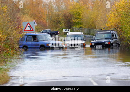 3 Landrover Discovery in Hochwasser an Fairburn Ings in der Nähe Castleford Stockfoto