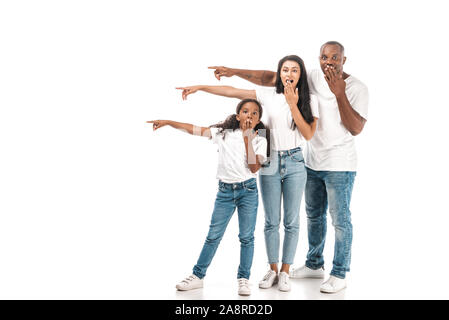Afrikanische amerikanische Eltern zeigt mit Fingern und die Öffnungen mit Händen auf weißem Hintergrund schockiert Stockfoto