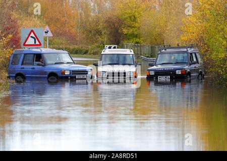 3 Landrover Discovery in Hochwasser an Fairburn Ings in der Nähe Castleford Stockfoto