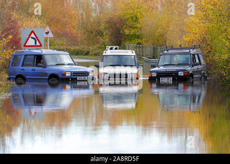 3 Landrover Discovery in Hochwasser an Fairburn Ings in der Nähe Castleford Stockfoto