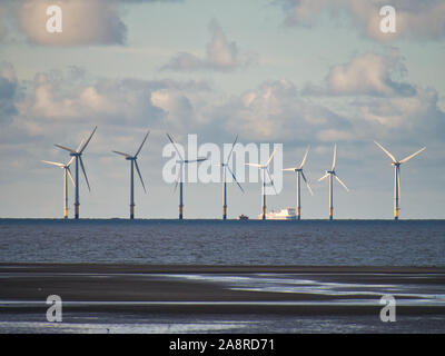 Die windenergieanlagen von Burbo Bank im Ästuar des Mersey, New Brighton, Wirral/Liverpool - einige der größten in der Welt. Stockfoto