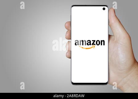 Logo der öffentlichen Unternehmen Amazon auf dem Smartphone angezeigt. Grauer Hintergrund. Credit: PIXDUCE Stockfoto