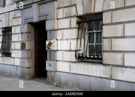 Außenansicht des Royal United Services Institute (RUSI), einer Denkfabrik für Militär und Geheimdienst in Whitehall, London Stockfoto