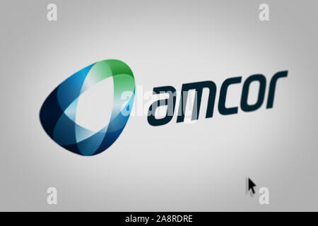 Logo der öffentlichen Amcor plc auf einem Bildschirm in der Nähe angezeigt. Credit: PIXDUCE Stockfoto