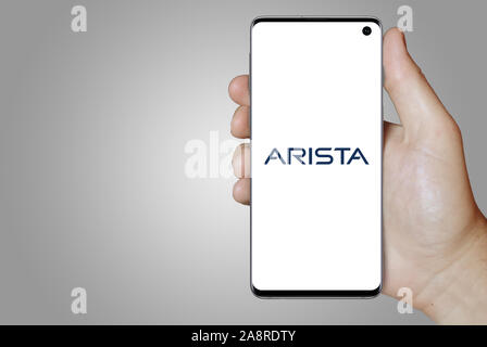 Logo der öffentlichen Unternehmen Arista Networks auf dem Smartphone angezeigt. Grauer Hintergrund. Credit: PIXDUCE Stockfoto