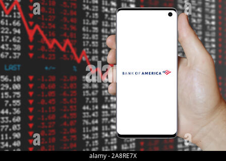 Logo der öffentlichen Unternehmen Bank of America Corp auf dem Smartphone angezeigt. Negative Börse Hintergrund. Credit: PIXDUCE Stockfoto