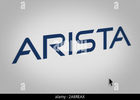 Logo der public company Arista Networks auf einem Bildschirm in der Nähe angezeigt. Credit: PIXDUCE Stockfoto